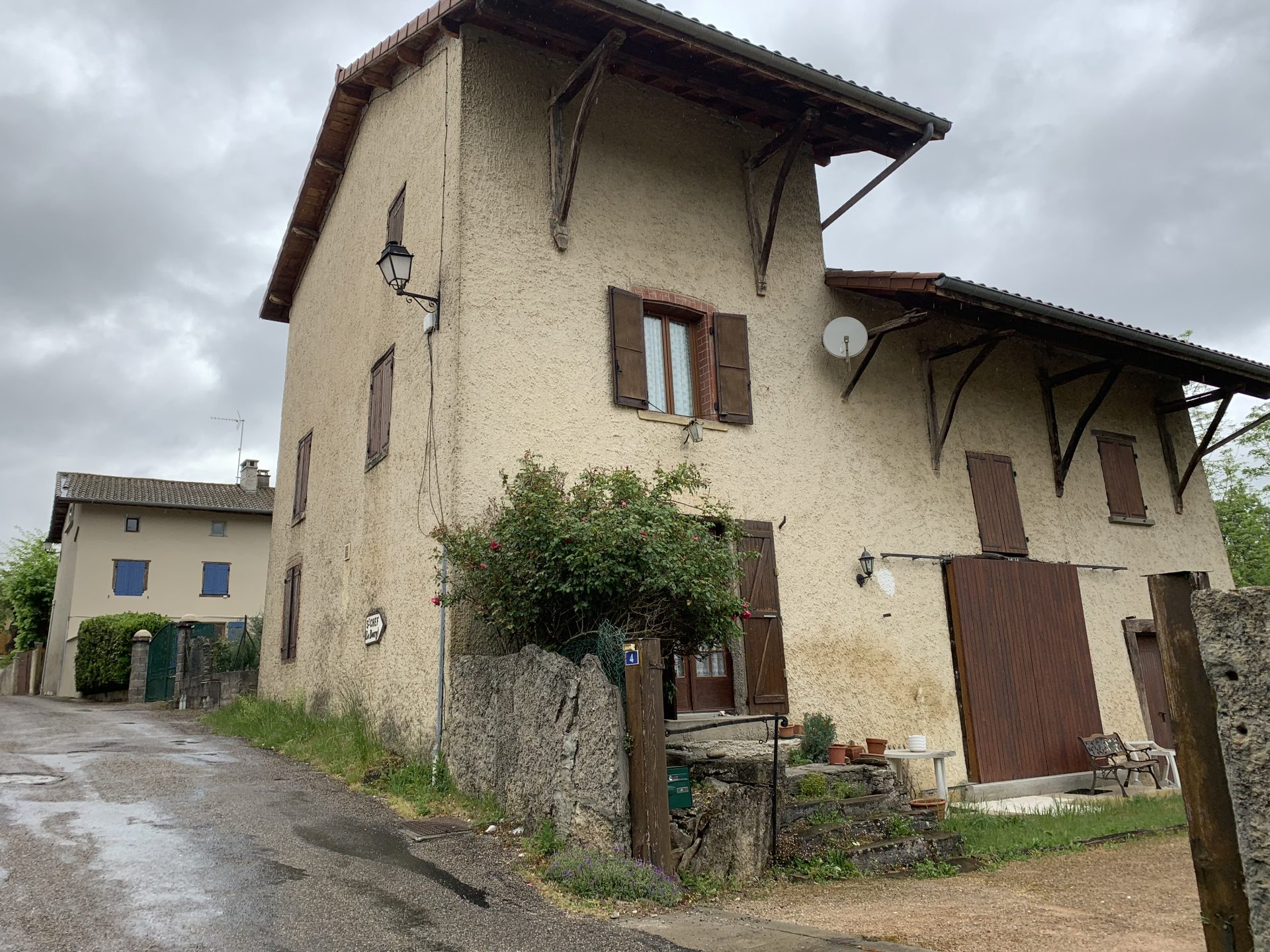 photo-facade-saint-chef-38890-avant-ravalement