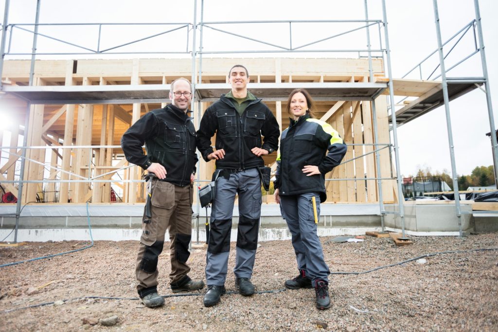 photo-equipe-professionnels-devant-chantier-facades