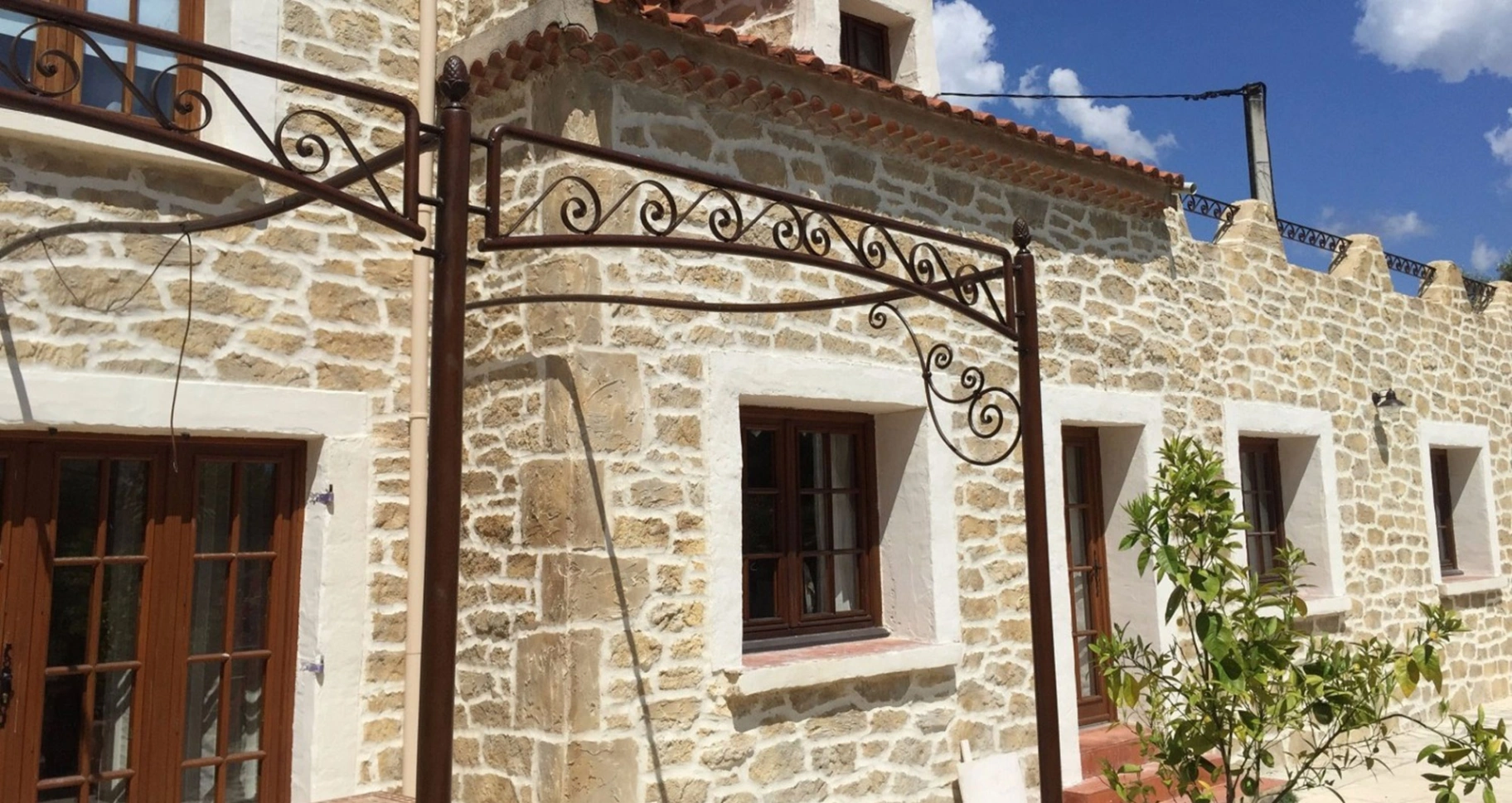 photo-facade-ravalee-mur-pierre