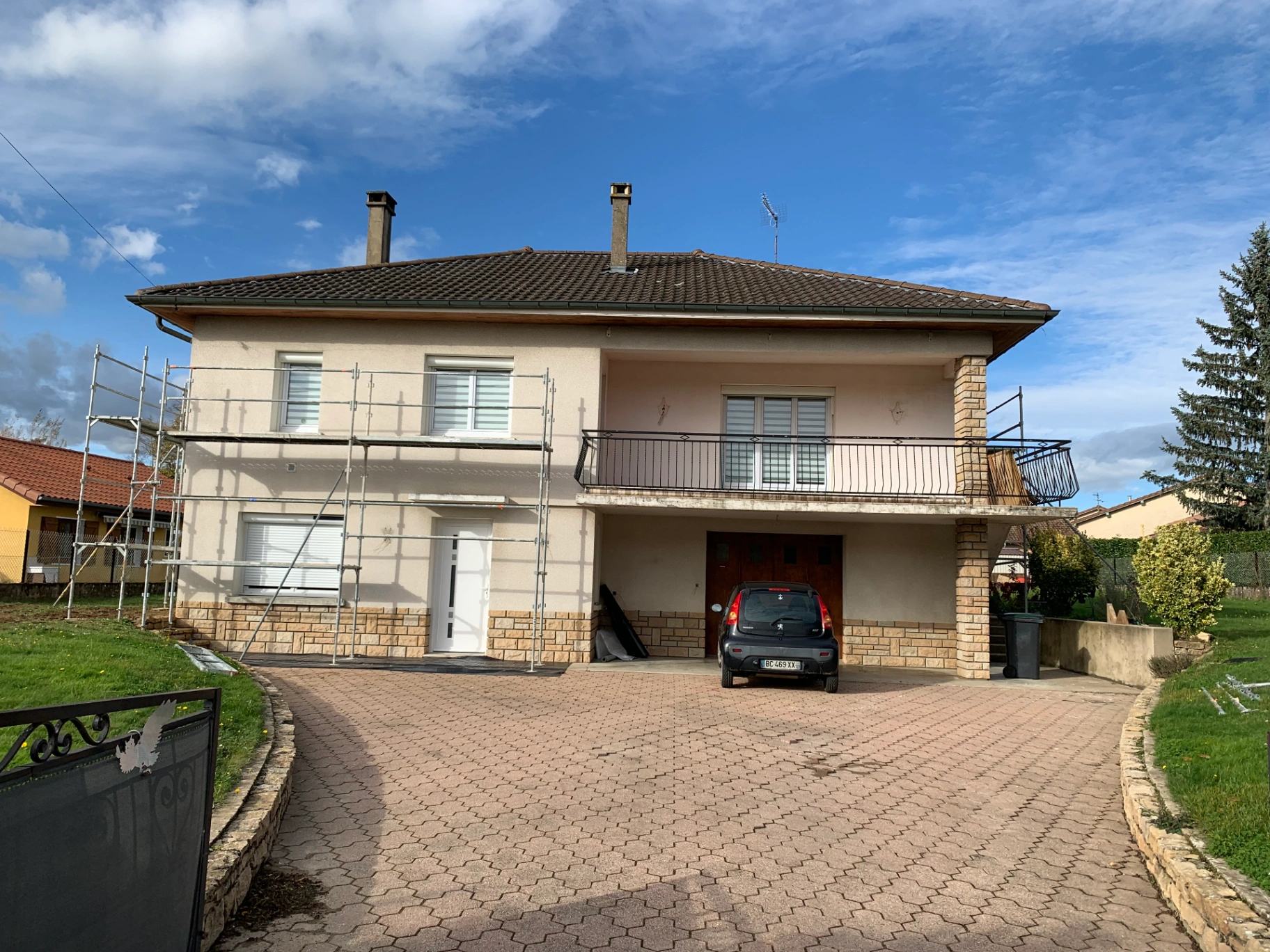 photo-facade-neuville-les-dames-01400-avant-isolation-thermique-exterieure