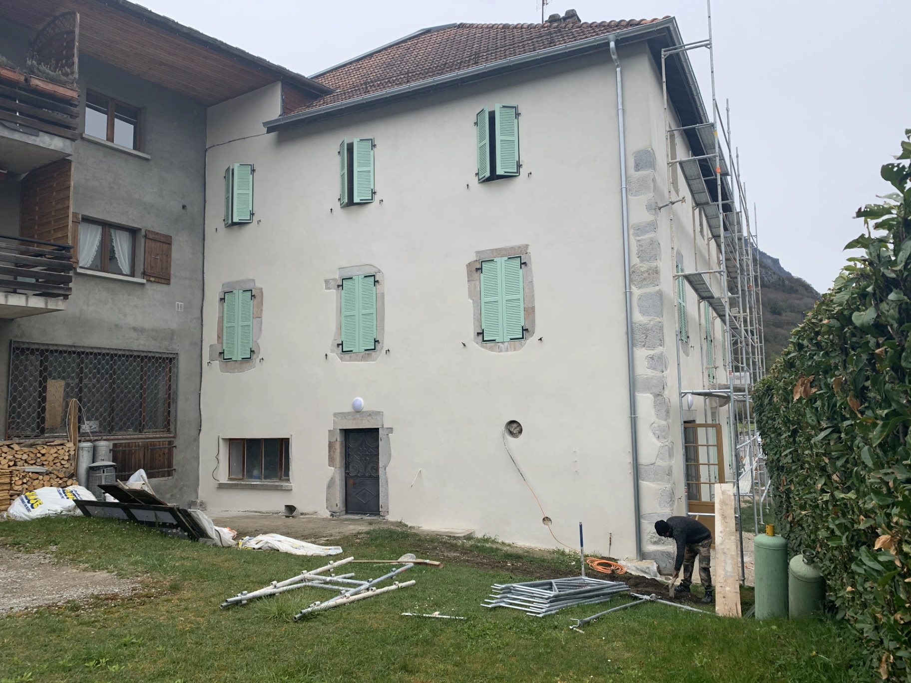 photo-renovation-globale-facade-maison-murs-fenetres-apres