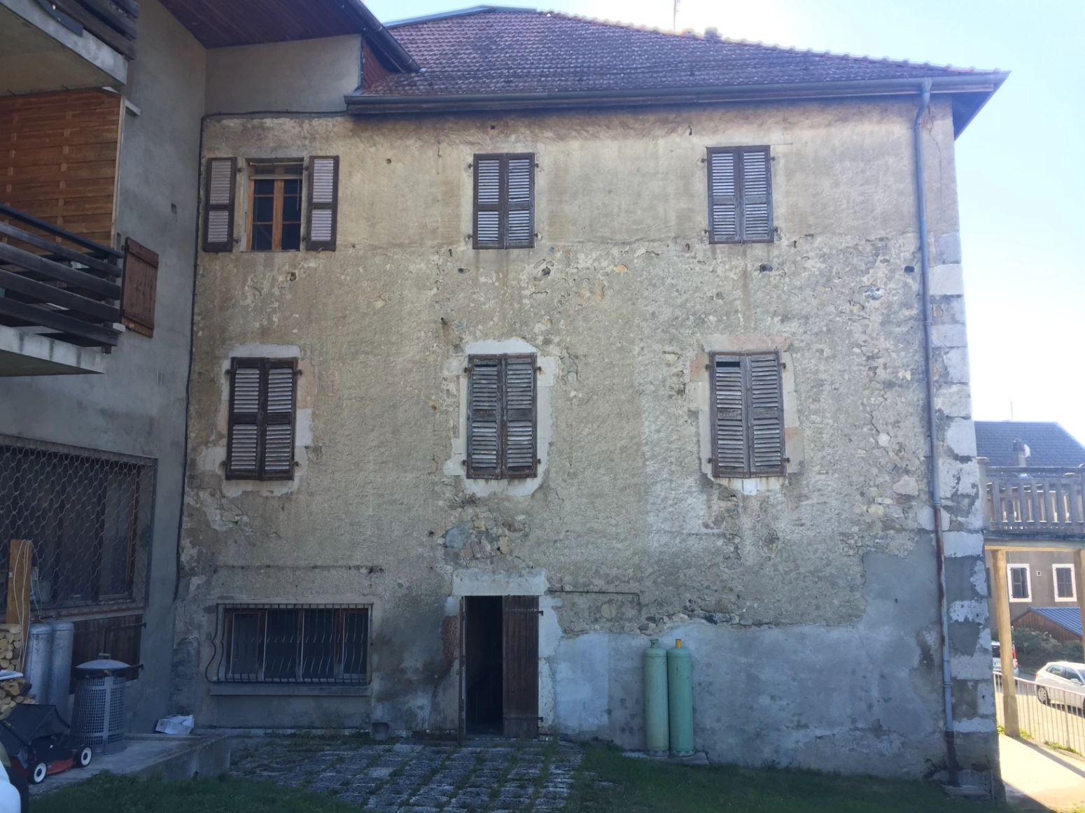photo-renovation-globale-facade-maison-murs-fenetres-avant