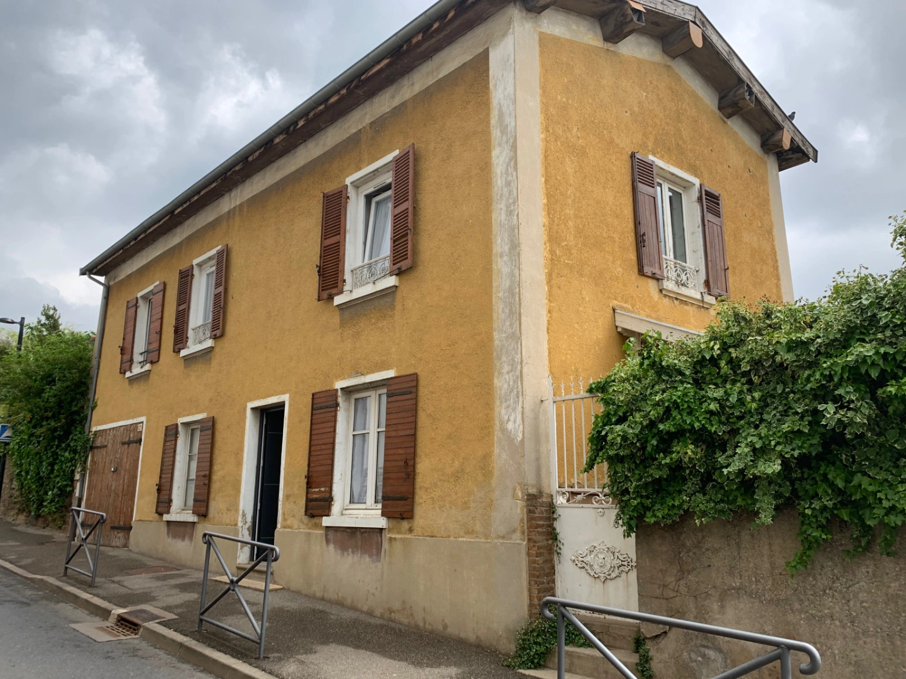 photo-facade-solaize-69360-avant-ravalement