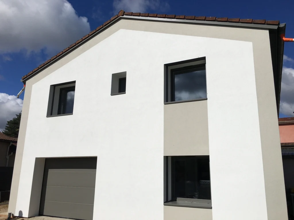 photo-facade-ravalee-et-isolee-maison-blanche-et-grise-avec-fenetre-porte-garage