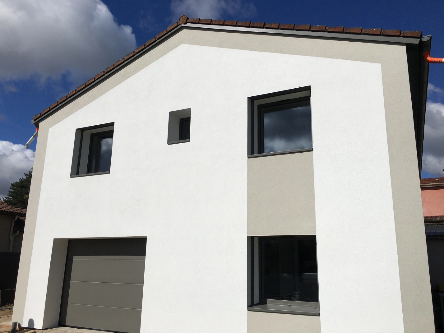 photo-facade-ravalee-et-isolee-maison-blanche-et-grise-avec-fenetre-porte-garage