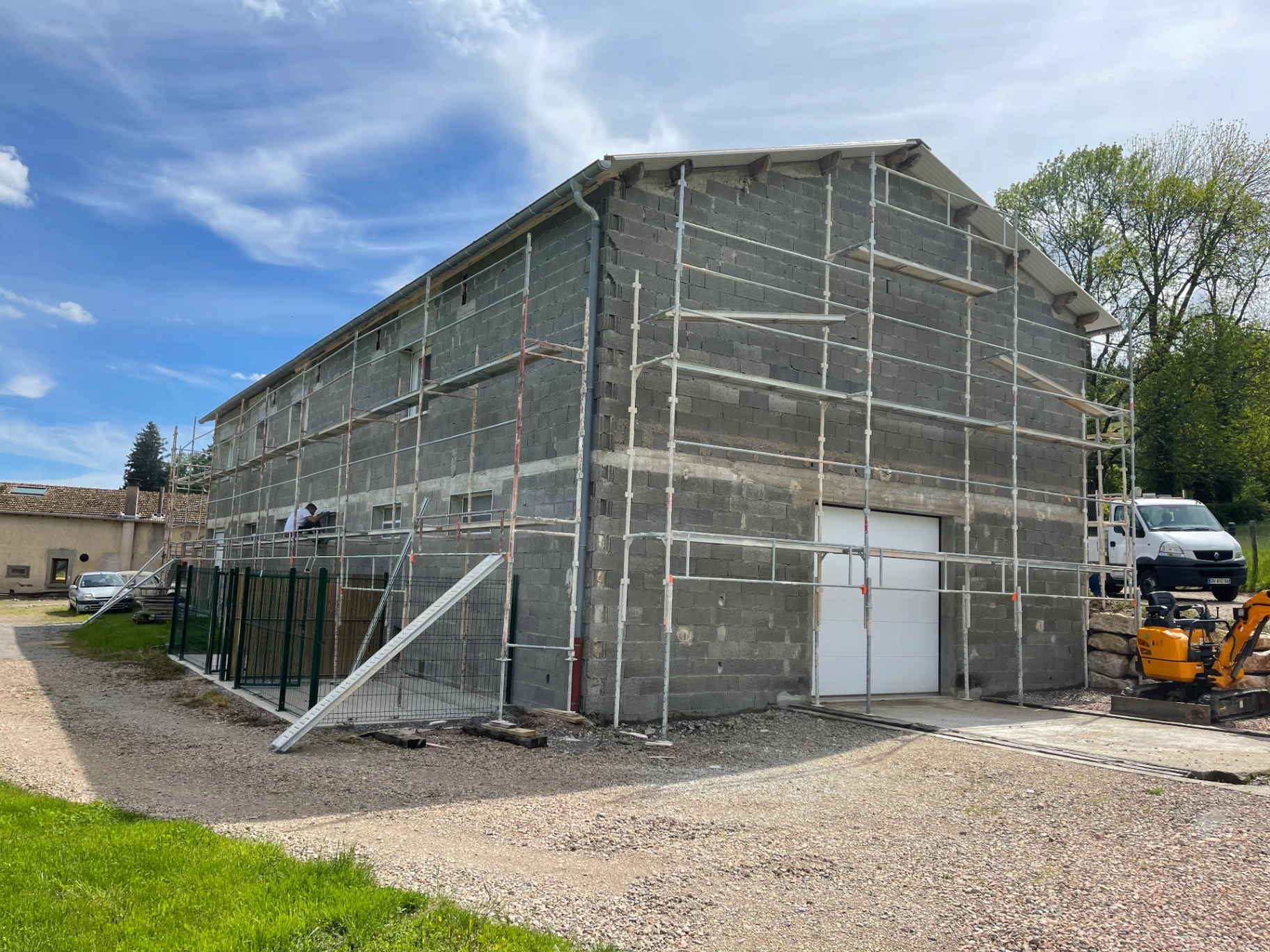 photo-facade-claveisolles-69870-avant-ravalement