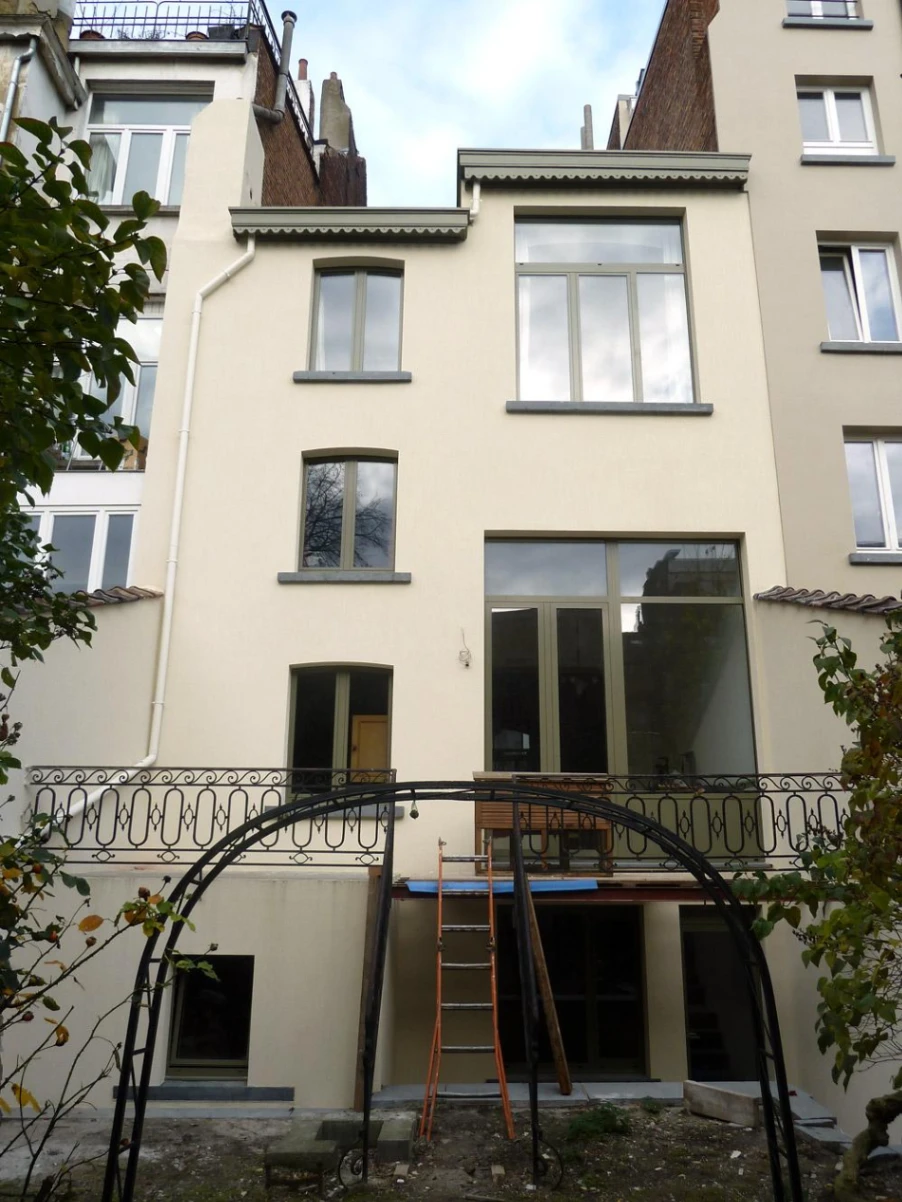 photo-renovation-globale-facade-maison-mitoyenne-murs-fenetres-apres