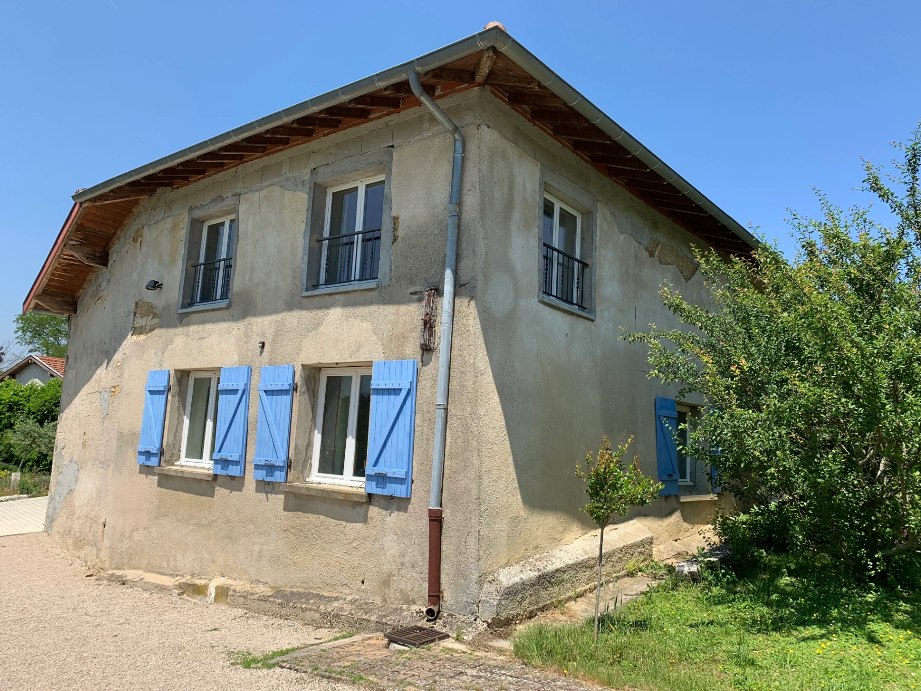 photo-facade-chatillon-la-palud-01320-avant-renovation