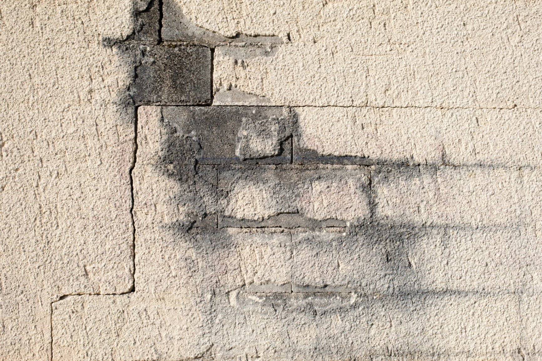 photo-fissures-facade-mur-parpaing-noirci