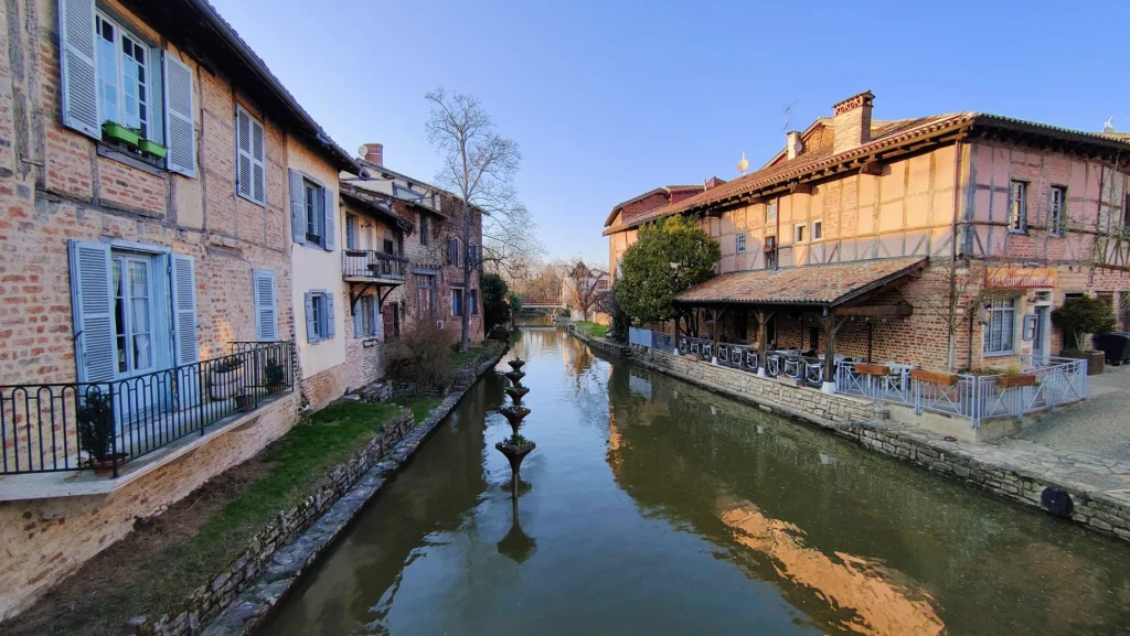 photo-chatillon-sur-chalaronne-riviere-entre-maisons-de-village