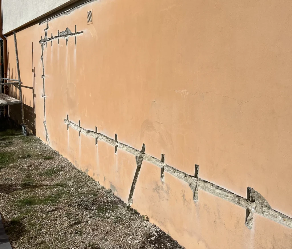 photo-facade-maison-fissures-exterieures-horizontales