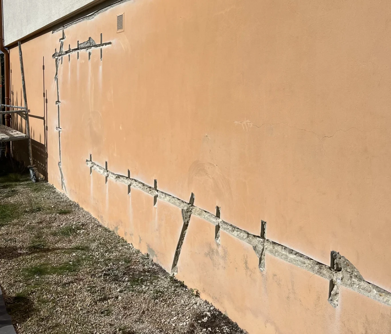 photo-facade-maison-fissures-exterieures-horizontales