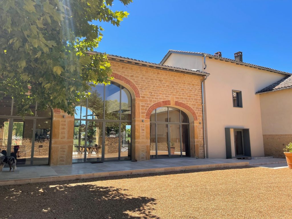 photo illustrant ravalement de facade avec une facade renovee