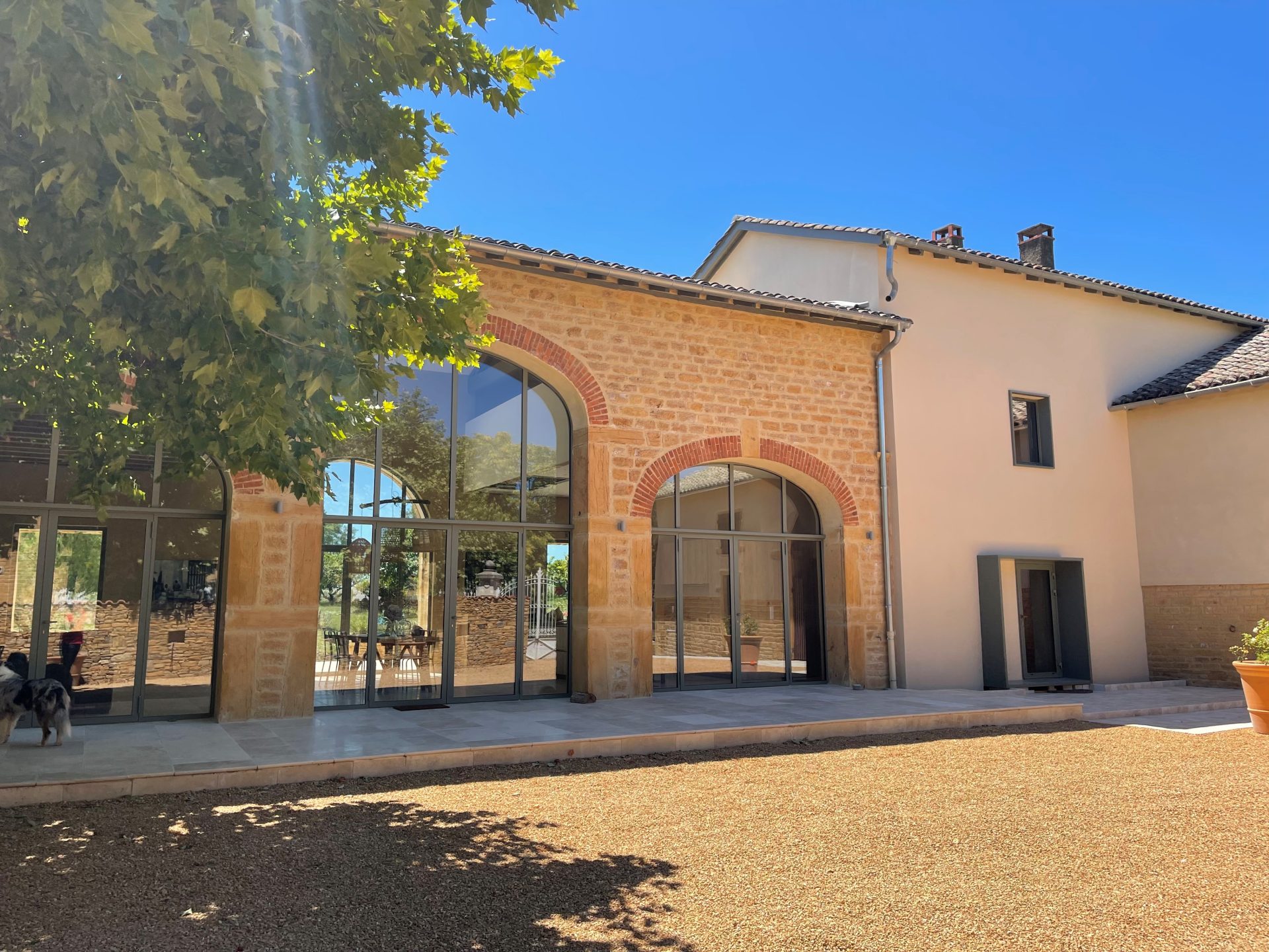 photo illustrant ravalement de facade avec une facade renovee