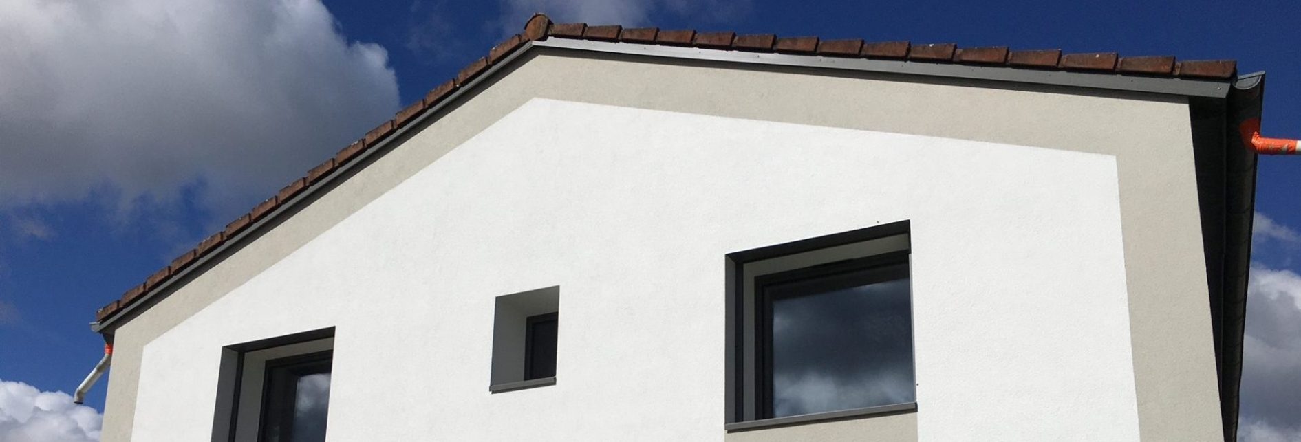 photo-facade-champagne-au-mont-dor-69140-apres-isolation-thermique-exterieure