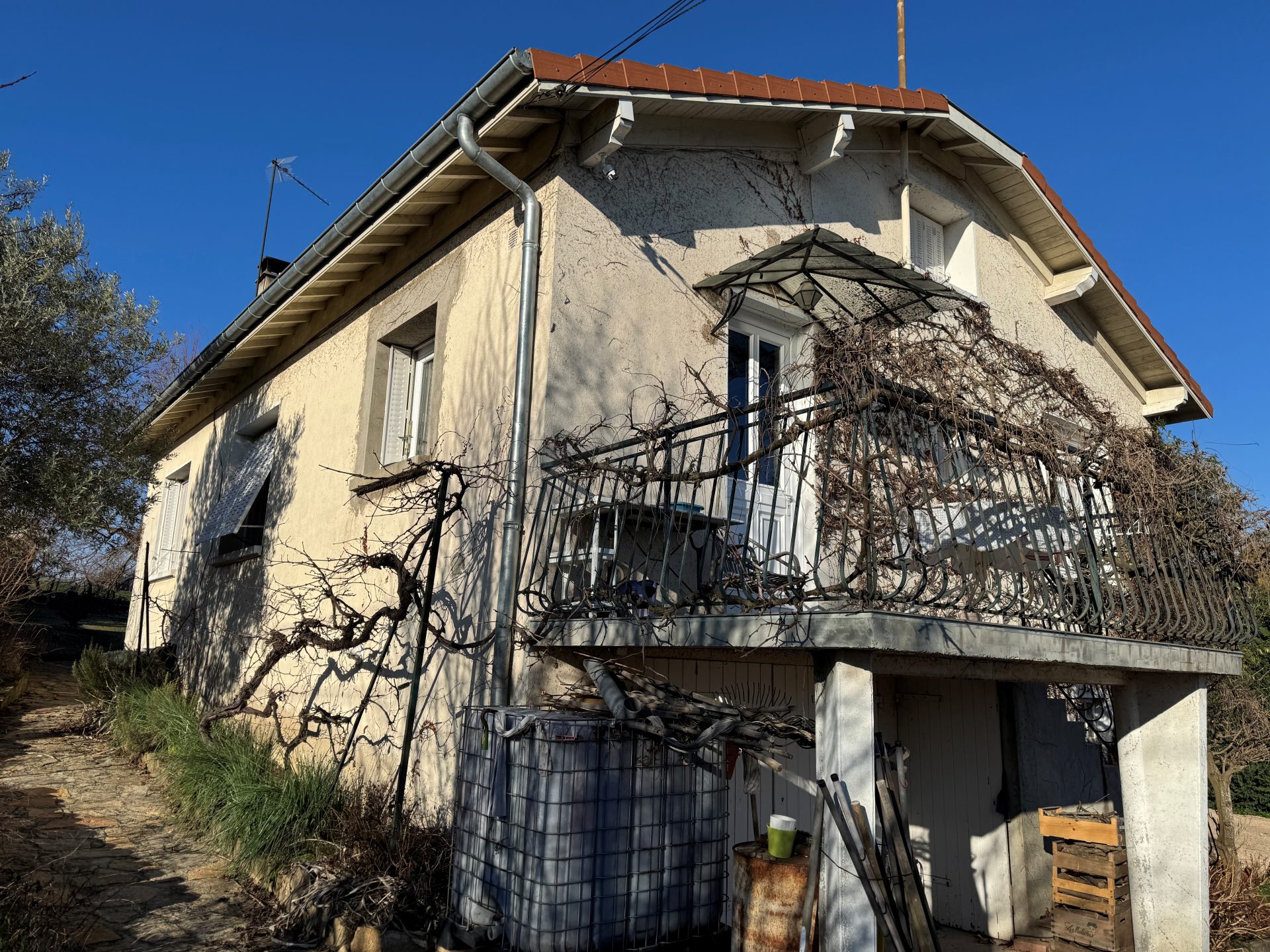 photo-ravalement-facade-fleurieux-sur-l-arbresle-avant-enduit-taloche