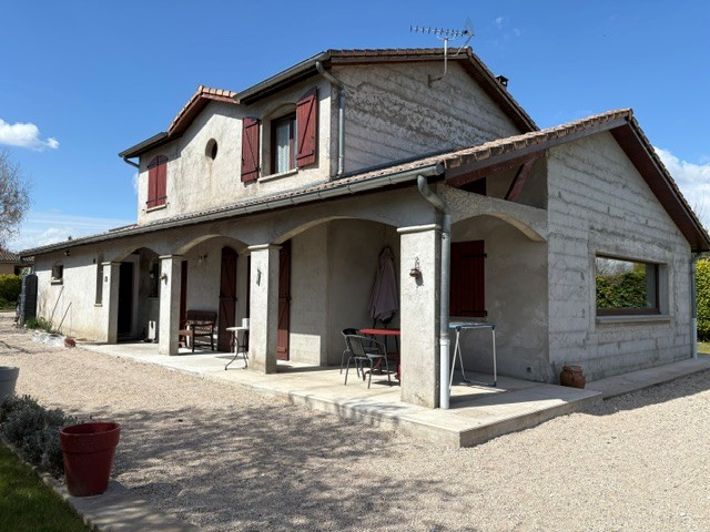 photo facade a le plantay avant renovation avec enduit taloche