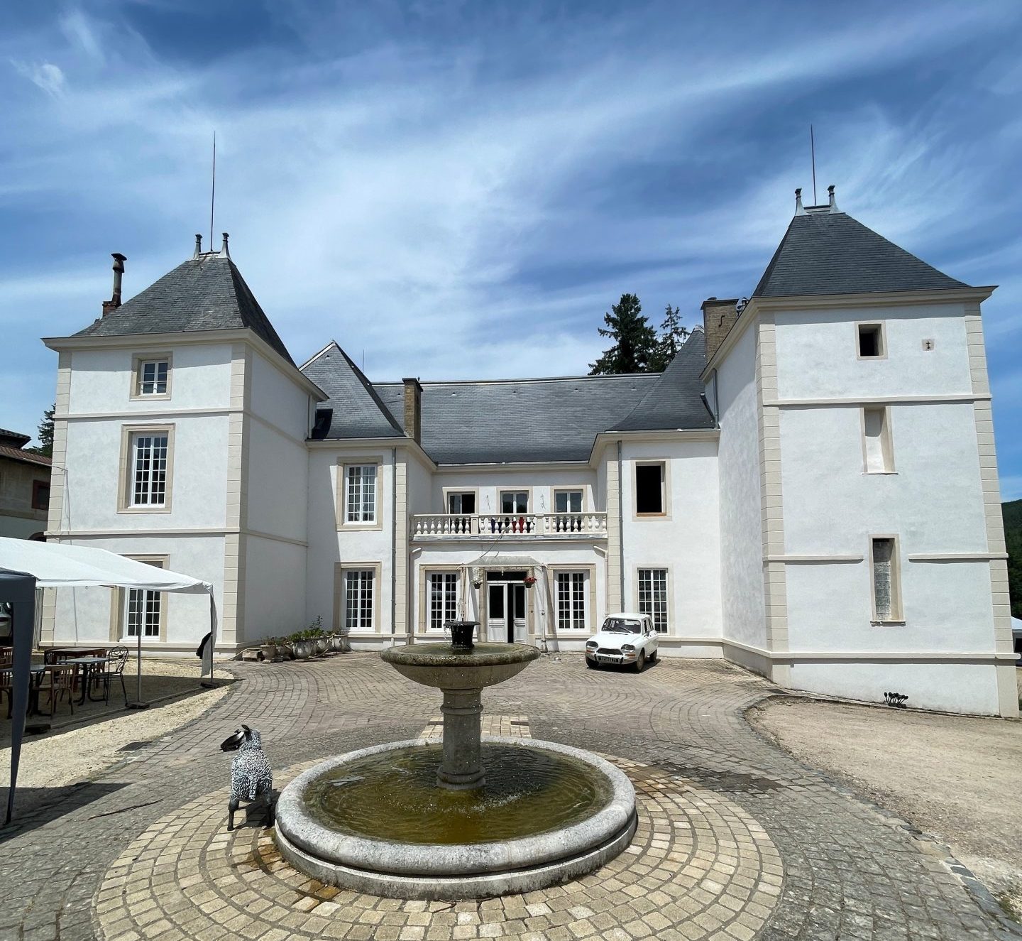 photo facade a claveisolles apres renovation avec enduit talochee