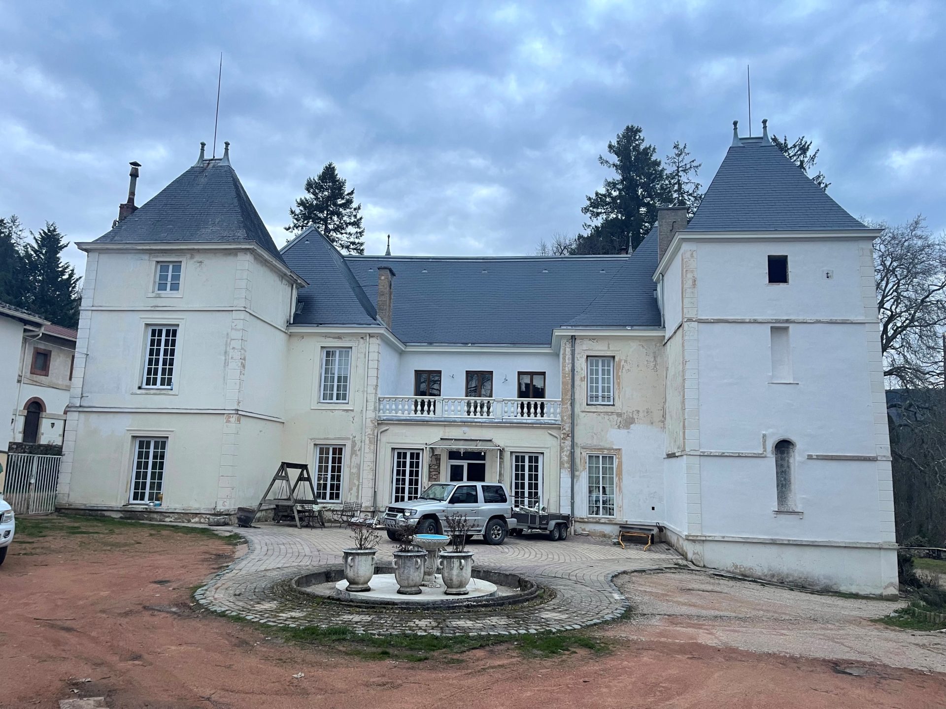 photo facade a claveisolles avant renovation avec enduit talochee