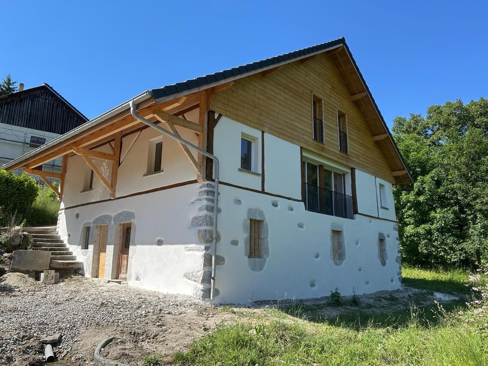 photo facade a viuz en sallaz apres renovation avec enduit taloche