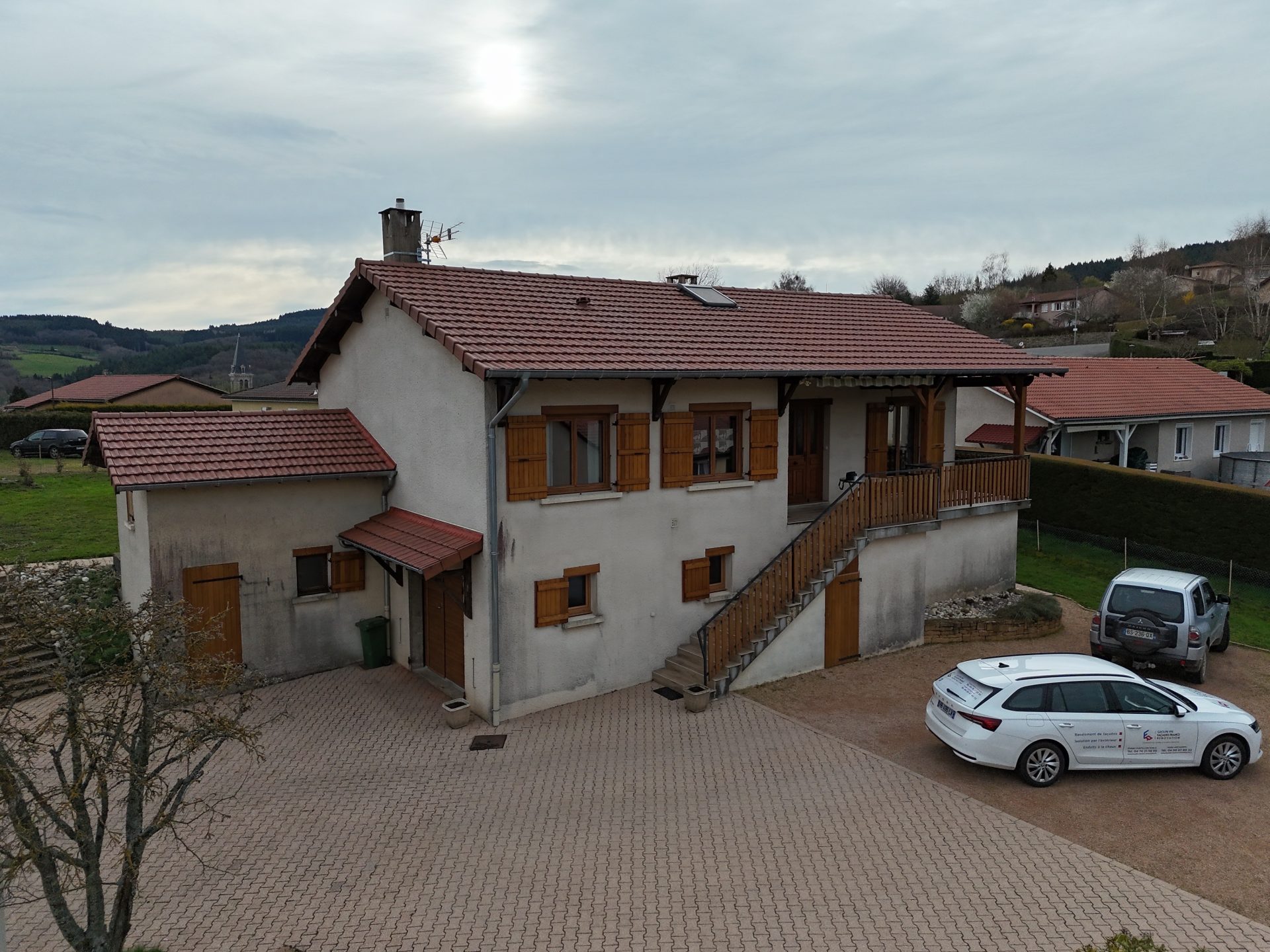photo facade a monsols avant renovation avec enduit ecrase