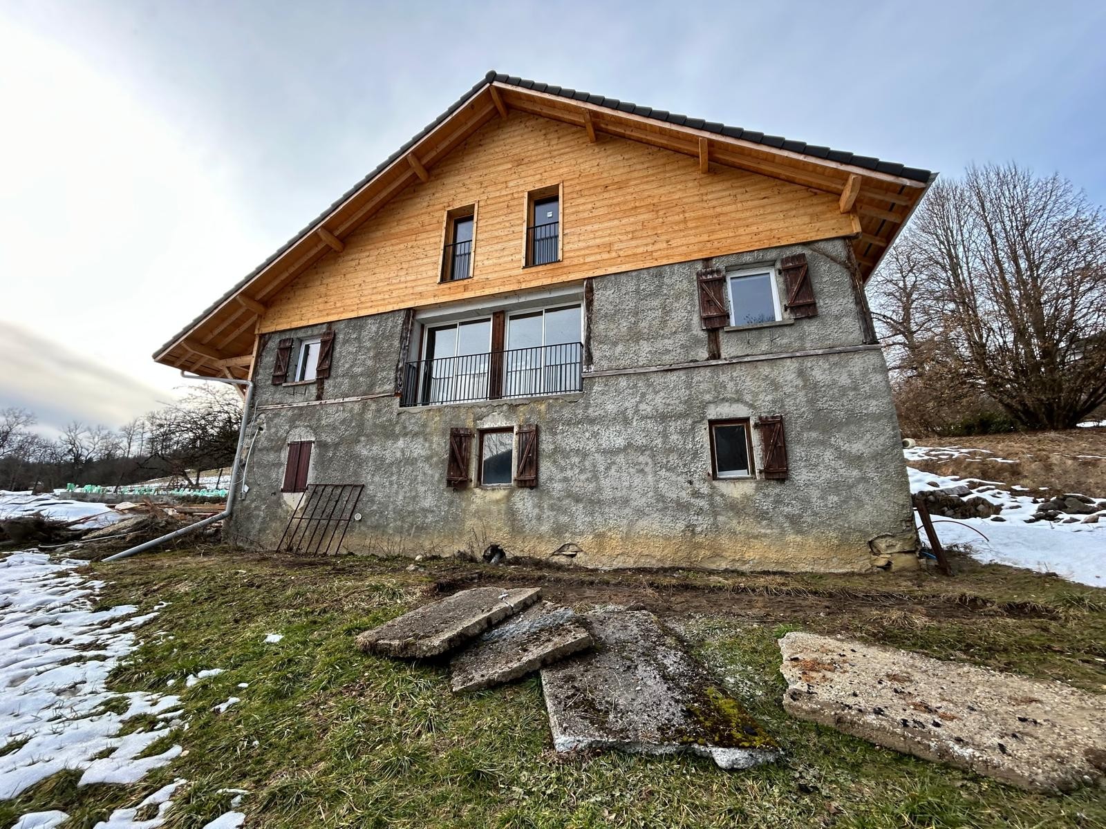 photo facade a viuz en sallaz avant renovation avec enduit taloche